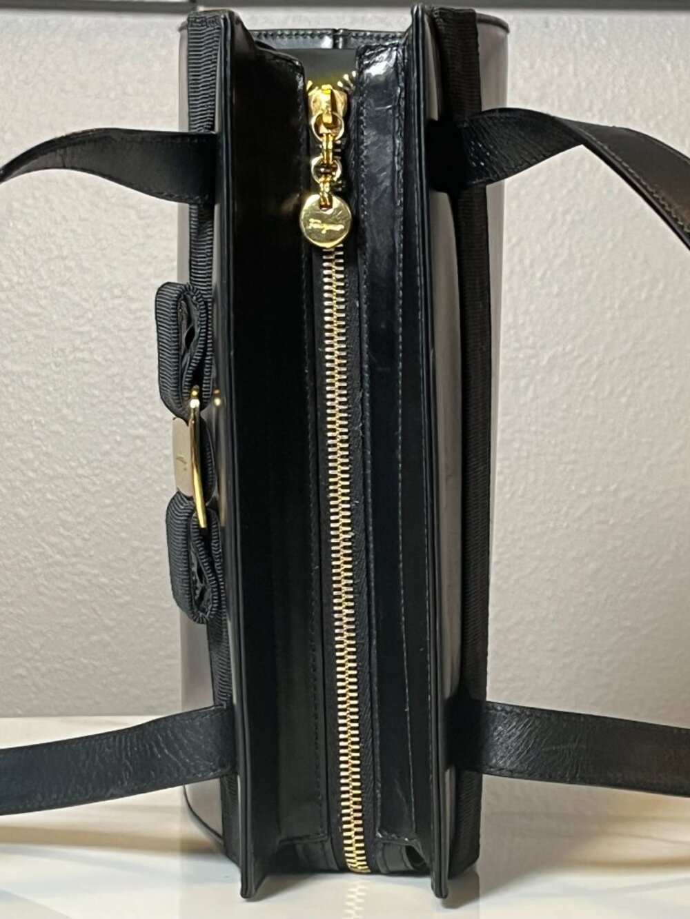 Salvatore Ferragamo Vintage Vara Bow Black Leather Shoulder Bag Code BC216676 - Picture 8 of 15